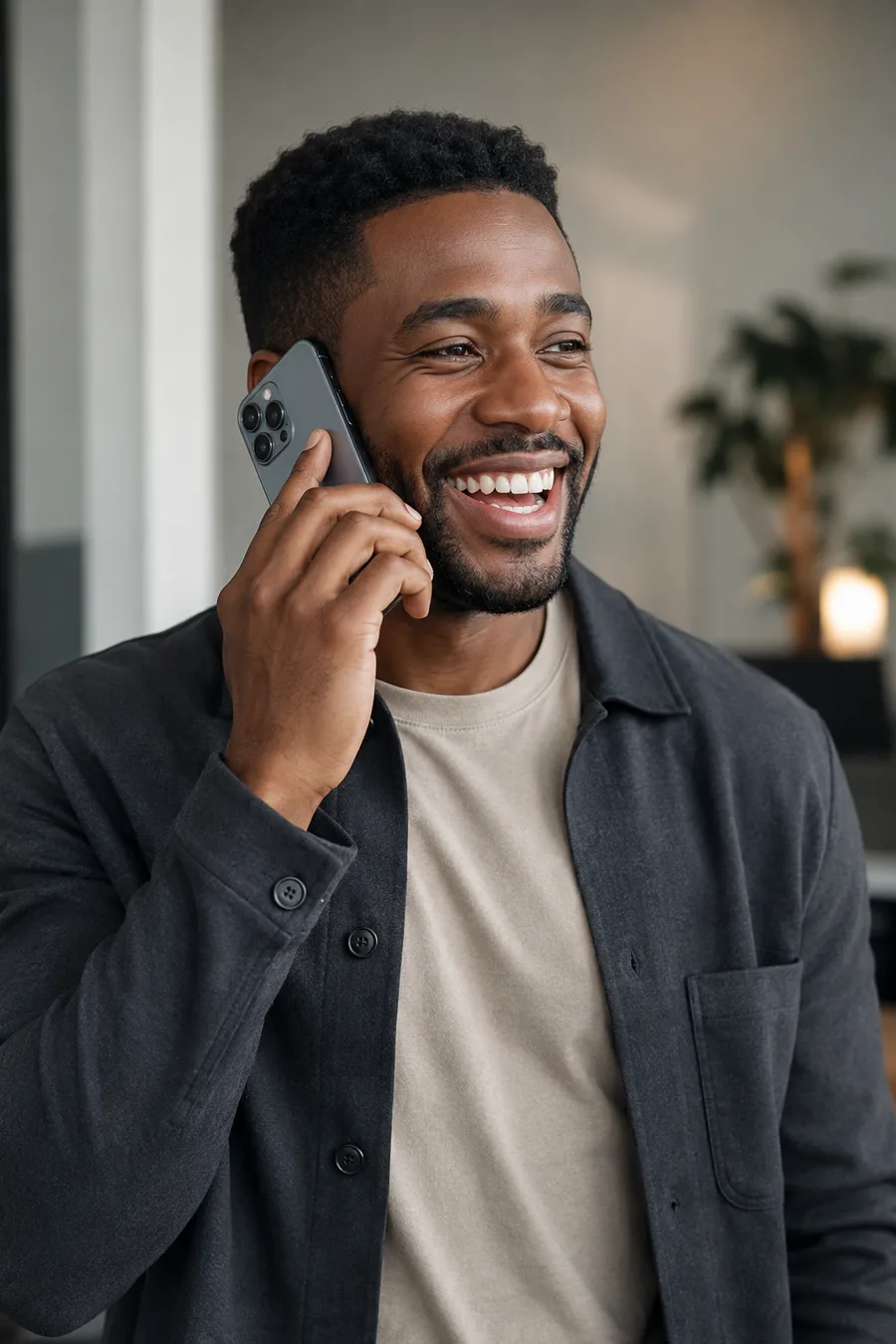 Empreendedor sorrindo ao fechar negócio pelo telefone